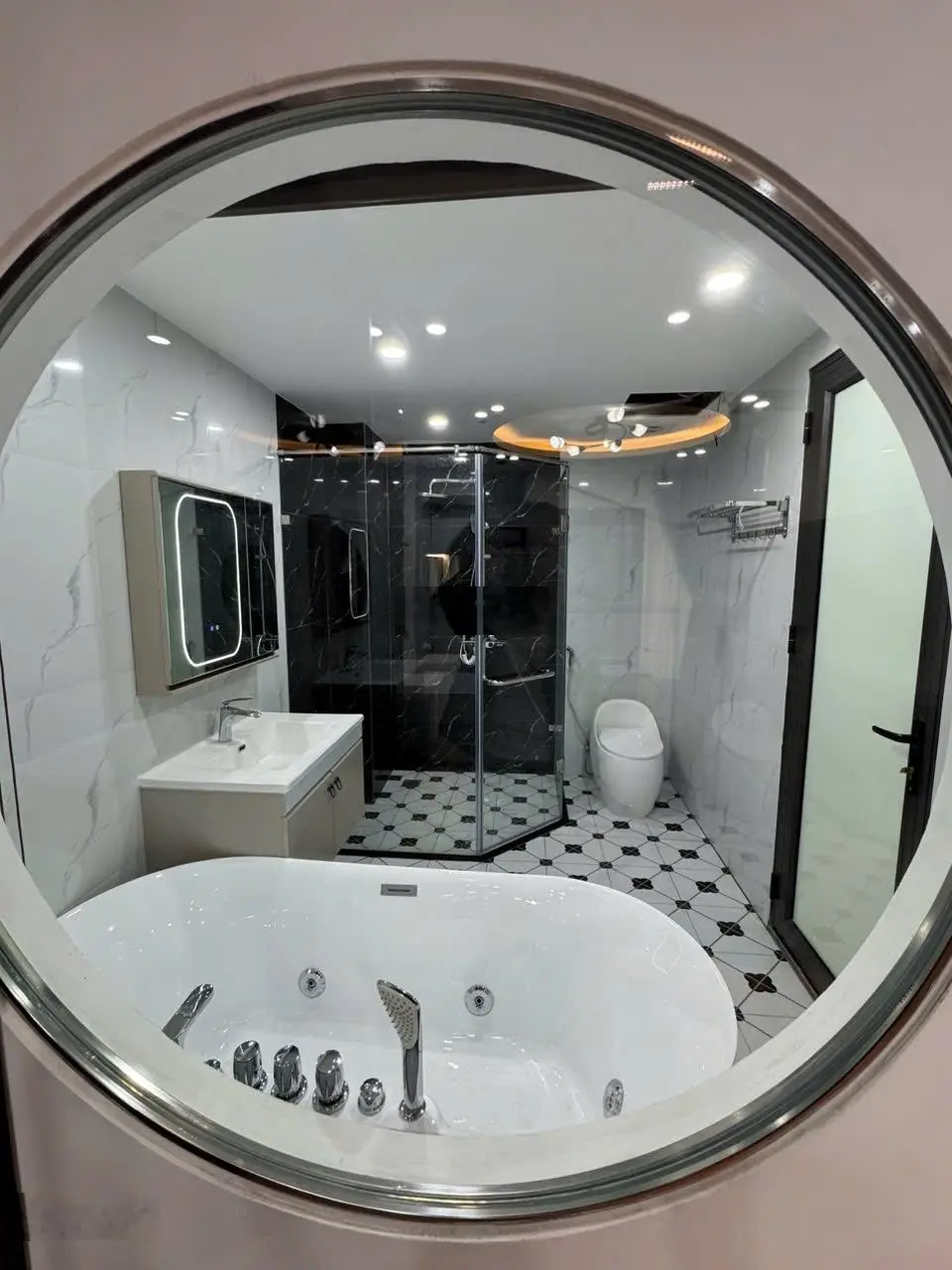 Chính chủ bán nhà đẹp fun nội thất cầu thang máy phố trạm long biên hà nội 60m2