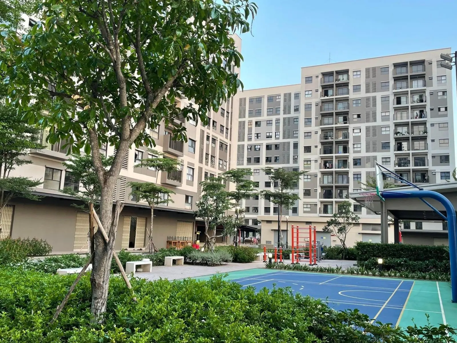 Bán căn 51m2 nhà mới hoàn toàn tầng 10 view đẹp giá full 1,1 tỷ. LH 0906 499 ***