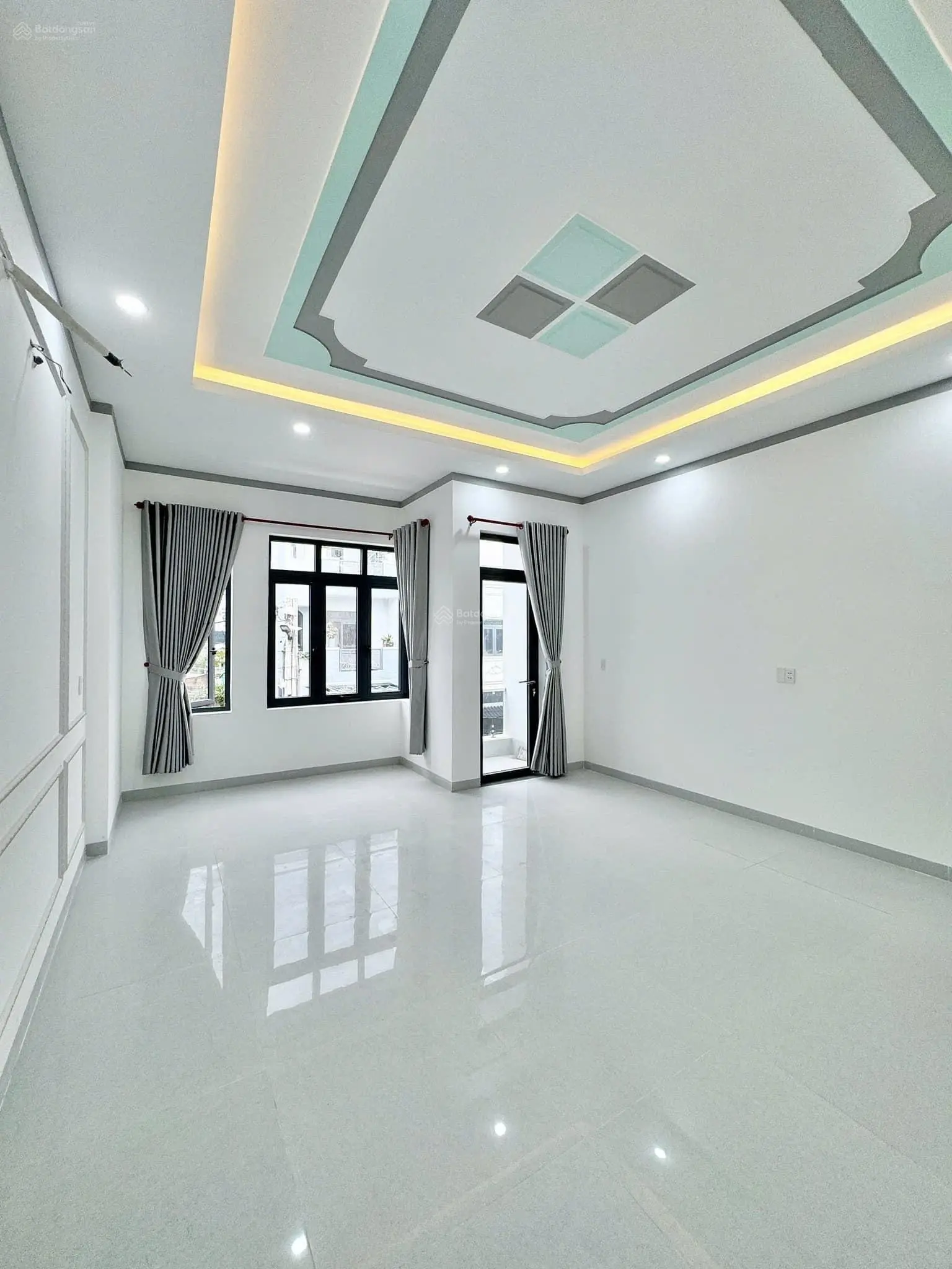 Chủ gởi bán nhà 1 trệt 2lầu (có hoàn công). DT: 100m2 (5m x 20m) đường rộng 8m. Ngay cầu mới Hóa An