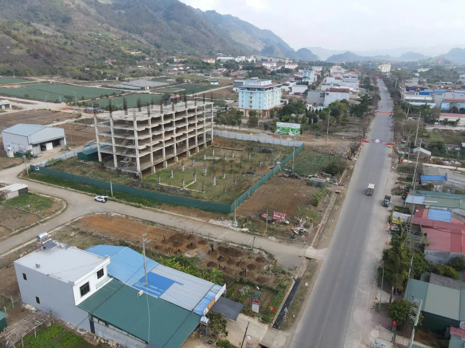 Chính chủ bán đất Tiểu khu 14, Thị trấn Mộc Châu, Sơn La, 293m2, lô góc, giá 9 tỷ. LH: 0826 218 ***