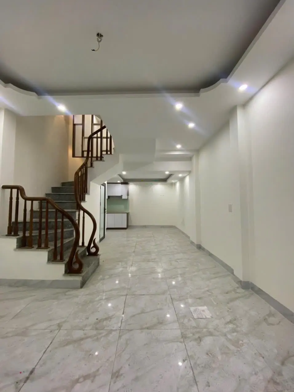 Gấp quá rồi, giảm 300 triệu, nhà 5 tầng 40 m An Khánh Hoài Đức ô tô, kinh doanh, sát đại lộ, 5 tỷ.