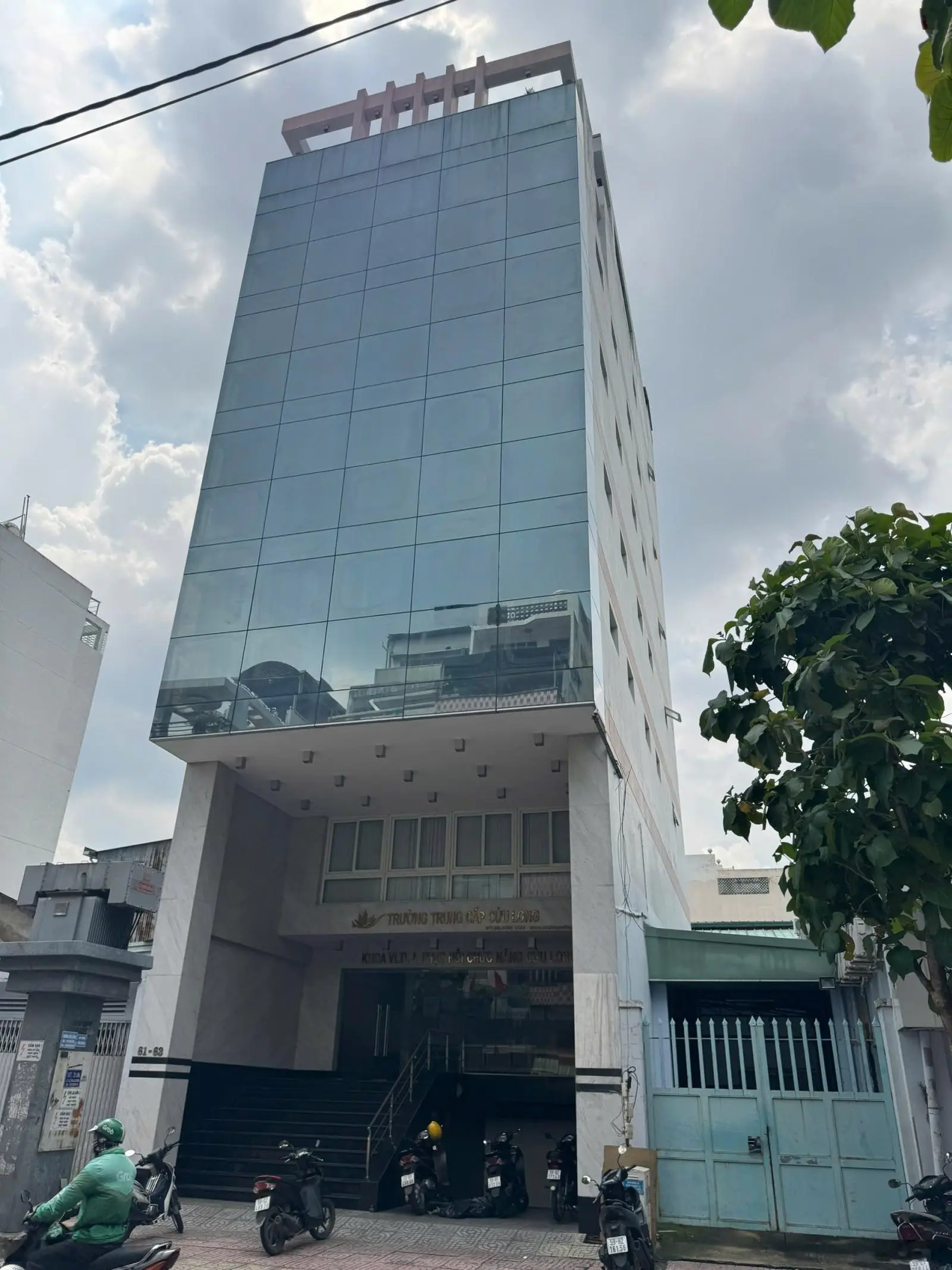 Cần bán gấp building mặt tiền Nguyễn Trọng Tuyển 5,5x25m, hầm 6 lầu chỉ 36 tỷ