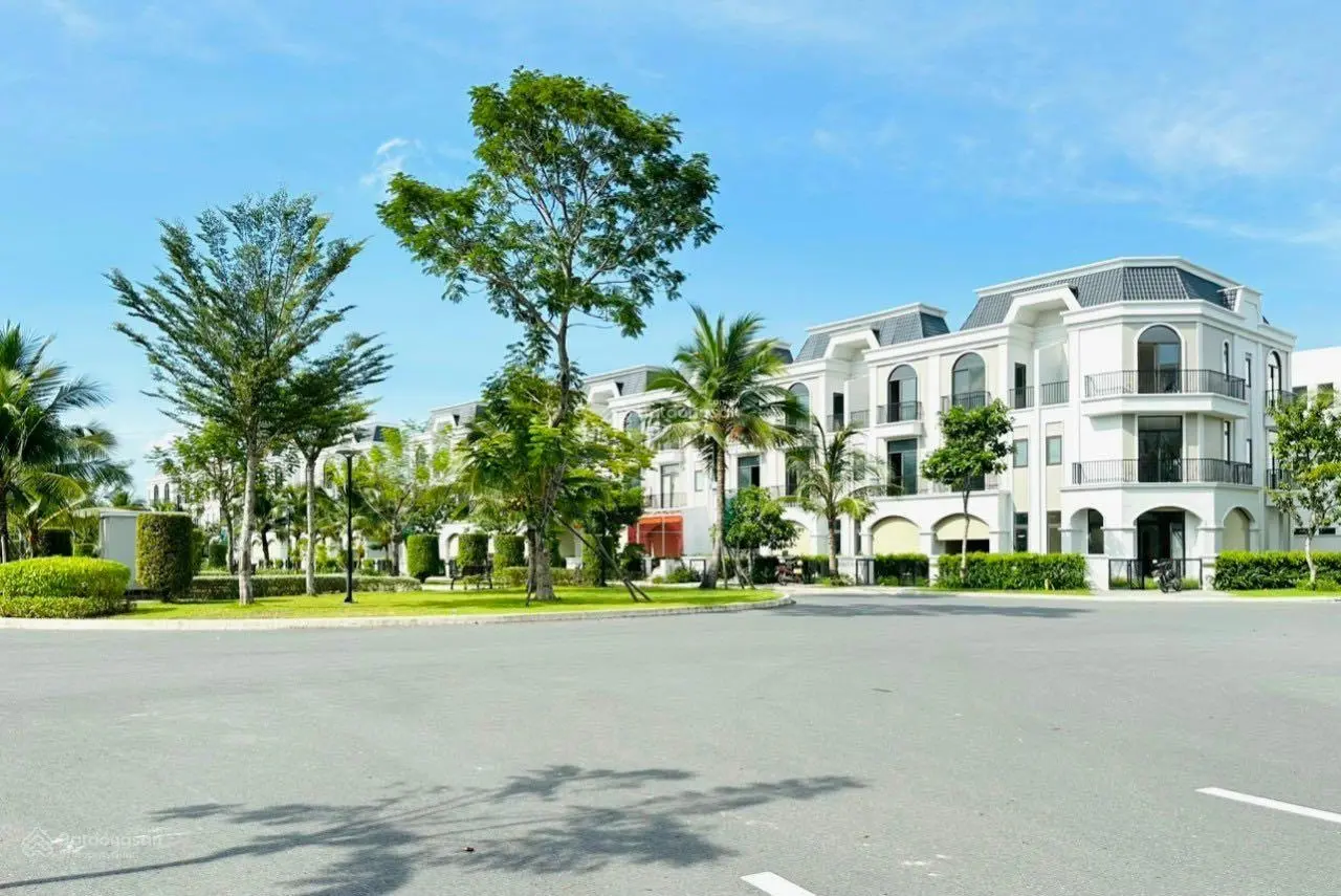 Lavilla chủ cần tiền bán lỗ căn nhà phố view công viên DT: 5x20m giá: 3,7 tỷ. LH: 0902 396 ***