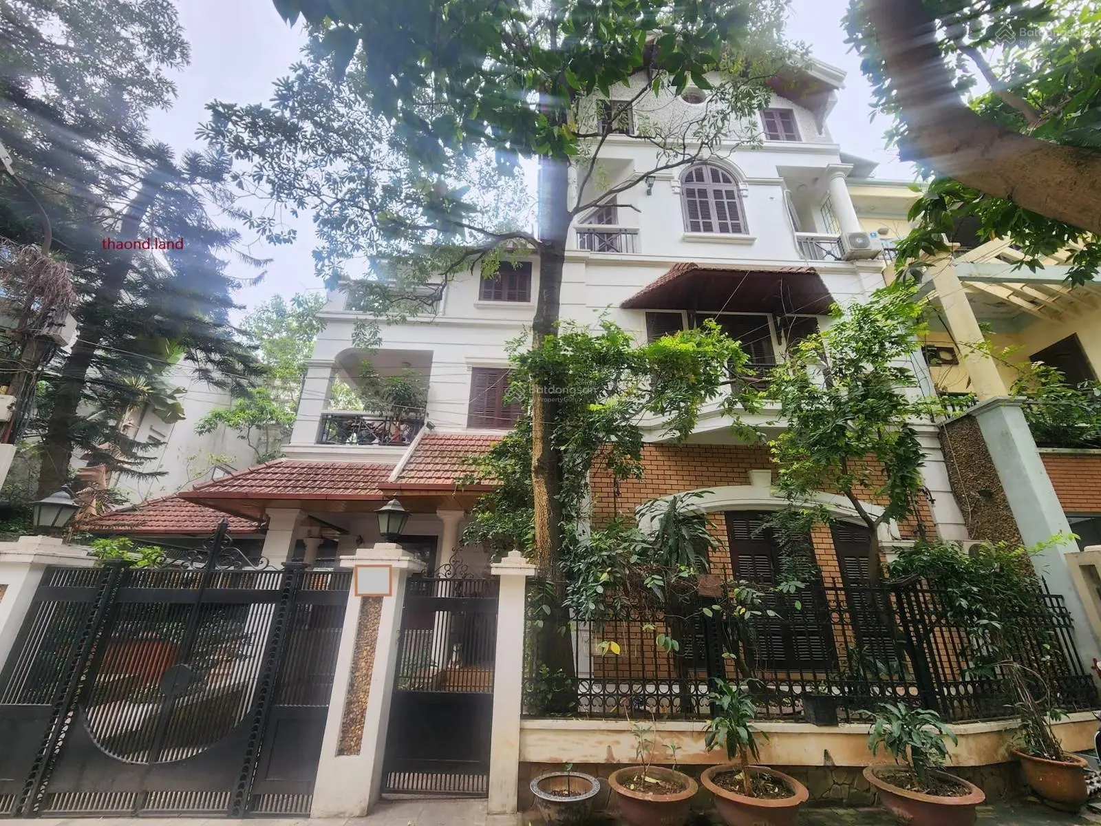 Bán gấp, biệt thự siêu VIP phường Dịch Vọng 250m2 x 4 tầng, giá 63 tỷ