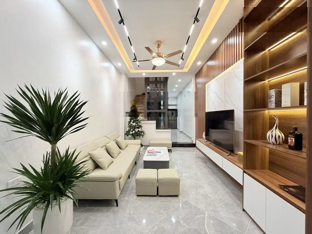 Nhà thang máy, DT 65 m2, nội thất hiện đại, sân vườn, giá chỉ 11 tỷ