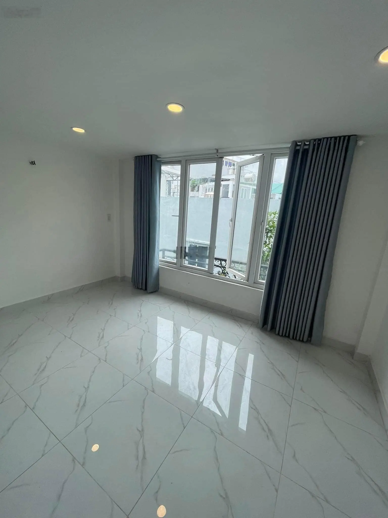 Nhà ngộp 3 Lầu cần bán gấp, MT Cách Mạng Tháng 8, Phường 13, Quận 10, sổ sẵn hoàn công