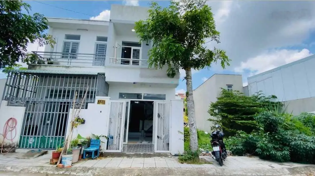Bán nhà đẹp gía rẻ nhà 1 trệt 1 lầu sổ hồng riêng đúc thật 100% gía rẻ nhất khu tặng nội thất
