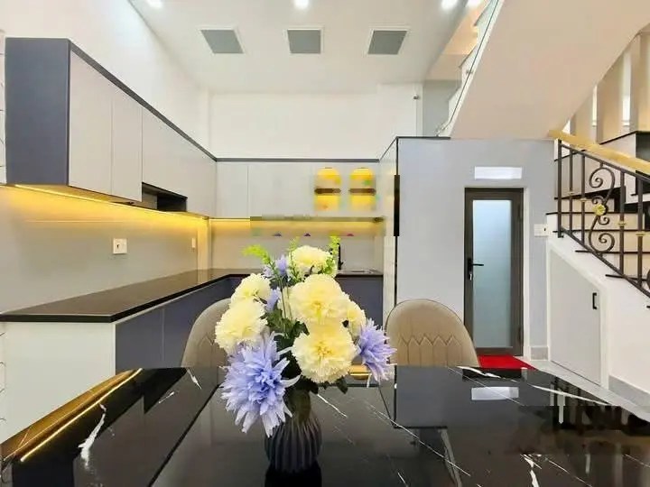 Nhà đẹp phố Chùa Láng, lô góc thoáng sáng, mặt ngõ thông kinh doanh, cách ô tô 45m, DT 38m2 * 5T
