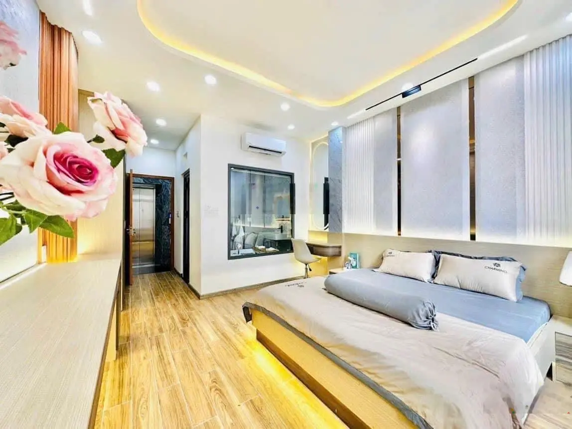 Bán nhà mới cứng ngay sau ĐH Nguyễn Tất Thành, Đoàn Văn Bơ Q. 4 - 93,6m2 - 4 tầng - SHR
