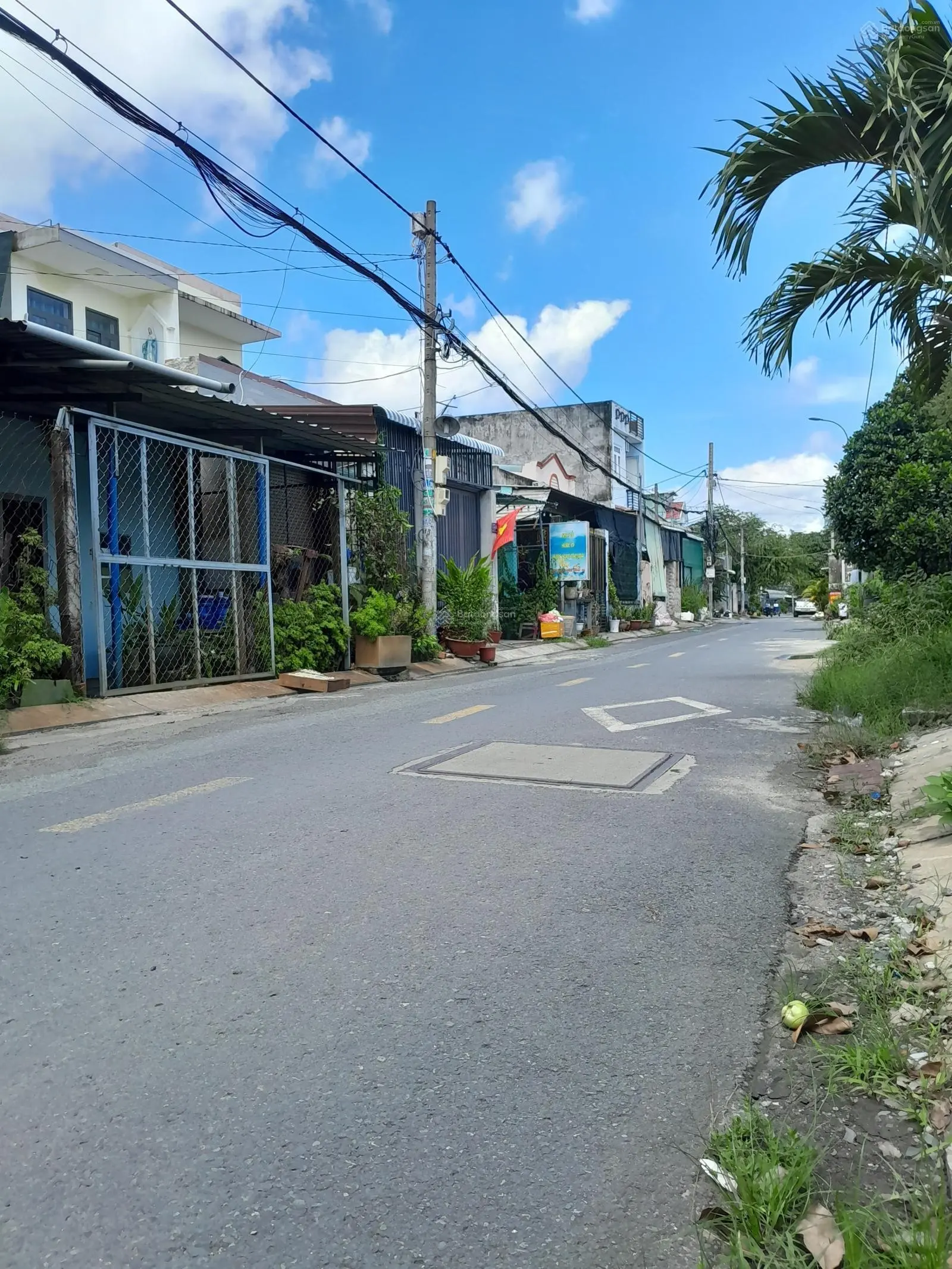 Mặt tiền đường nhựa Xã Xuân Thới Sơn,Bán nhà 2 tầng,DT: 5 x 19 (nở hậu: 5,72m - CN: 102,8m2)