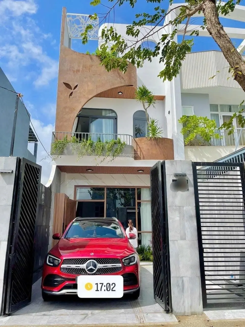 Bán nhà đẹp 3 tầng full nội thất tâm huyết toạ lạc tại Nam Hoà Xuân, sau lưng shophouse Minh Mạng
