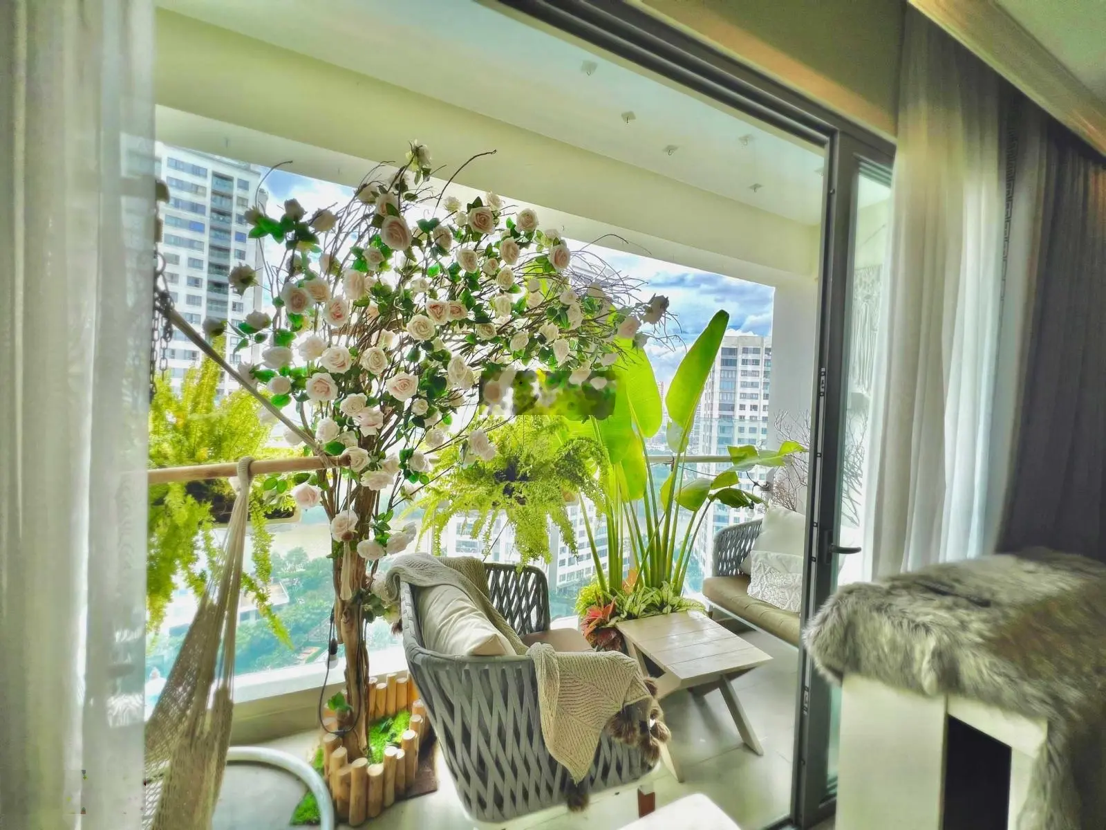 Bán gấp căn hộ 2PN full nội thất đẹp, tầng trung view hồ bơi tại Đảo Kim Cương - Diamond Island Q2