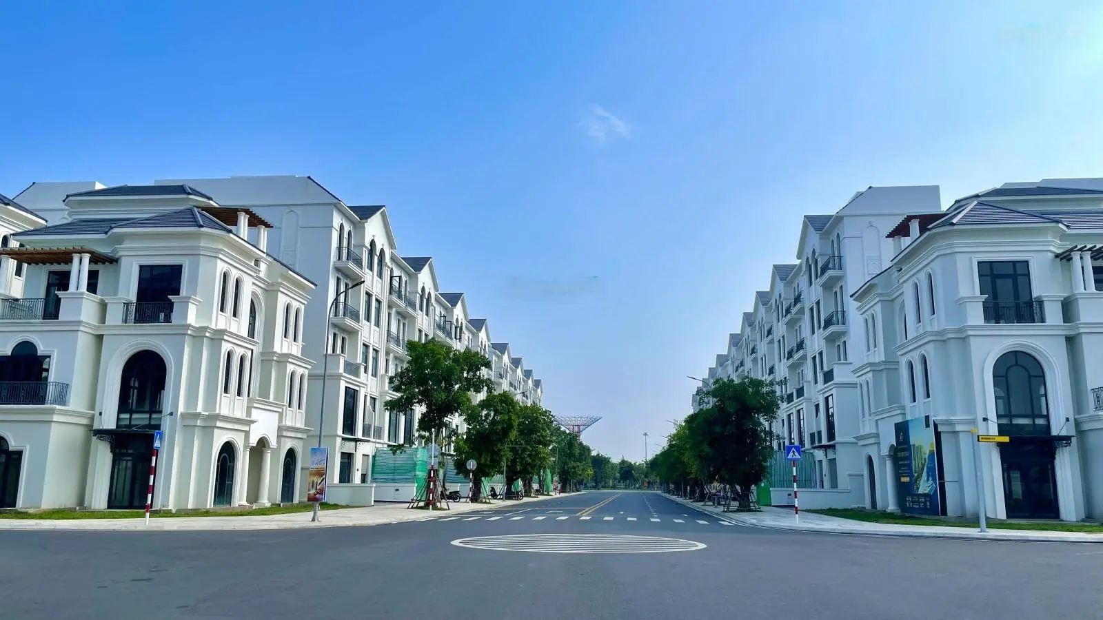 Bán nhà phố 120m2 đối diện công viên tại Vinhomes Grand Park giá chỉ 17 tỷ. LH 0828 030 *** Thiện