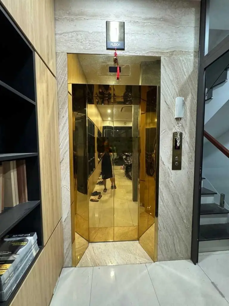 Siêu phẩm mặt phố Hoàng Hoa Thám - thang máy - lô góc 3 mặt - kinh doanh đỉnh, 35,3m2, giá 17,9 tỷ