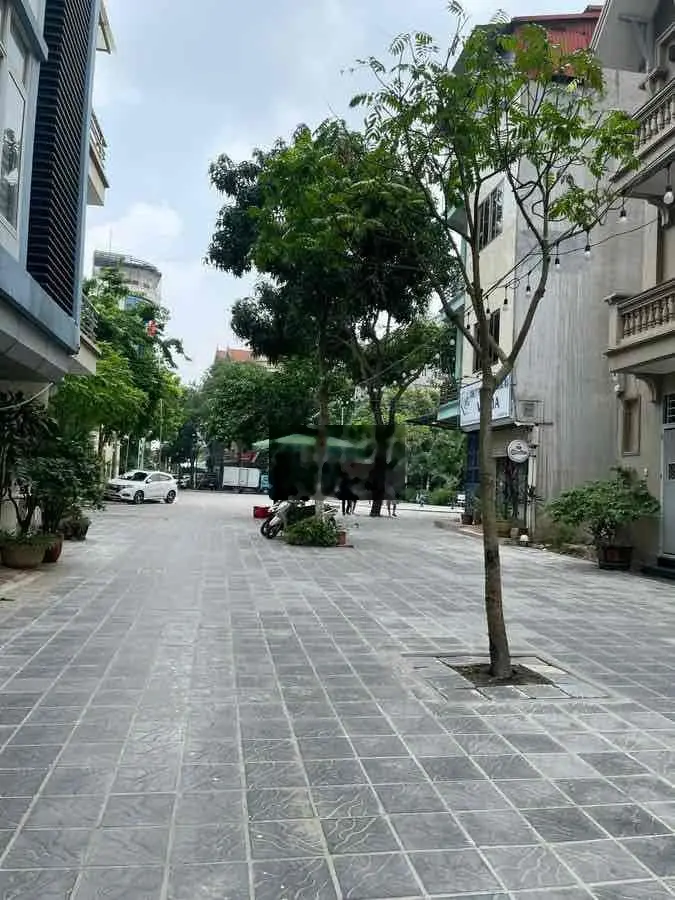 Gia Đình tôi cần bán nhà NGỌC LÂM NGUYỄN VĂN CỪ ô tô tránh vỉa hè
