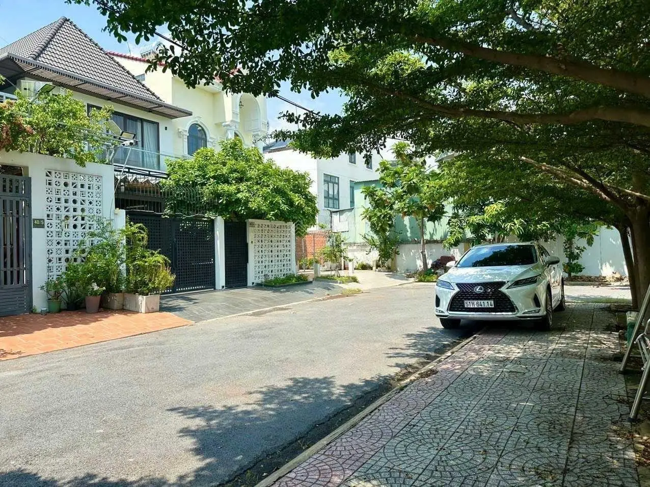 Bán biệt thự khu Compound Trần Não, Bình An, Quận 2. DT 10 x 20m. 3 tầng. Giá bán 32.5 tỷ