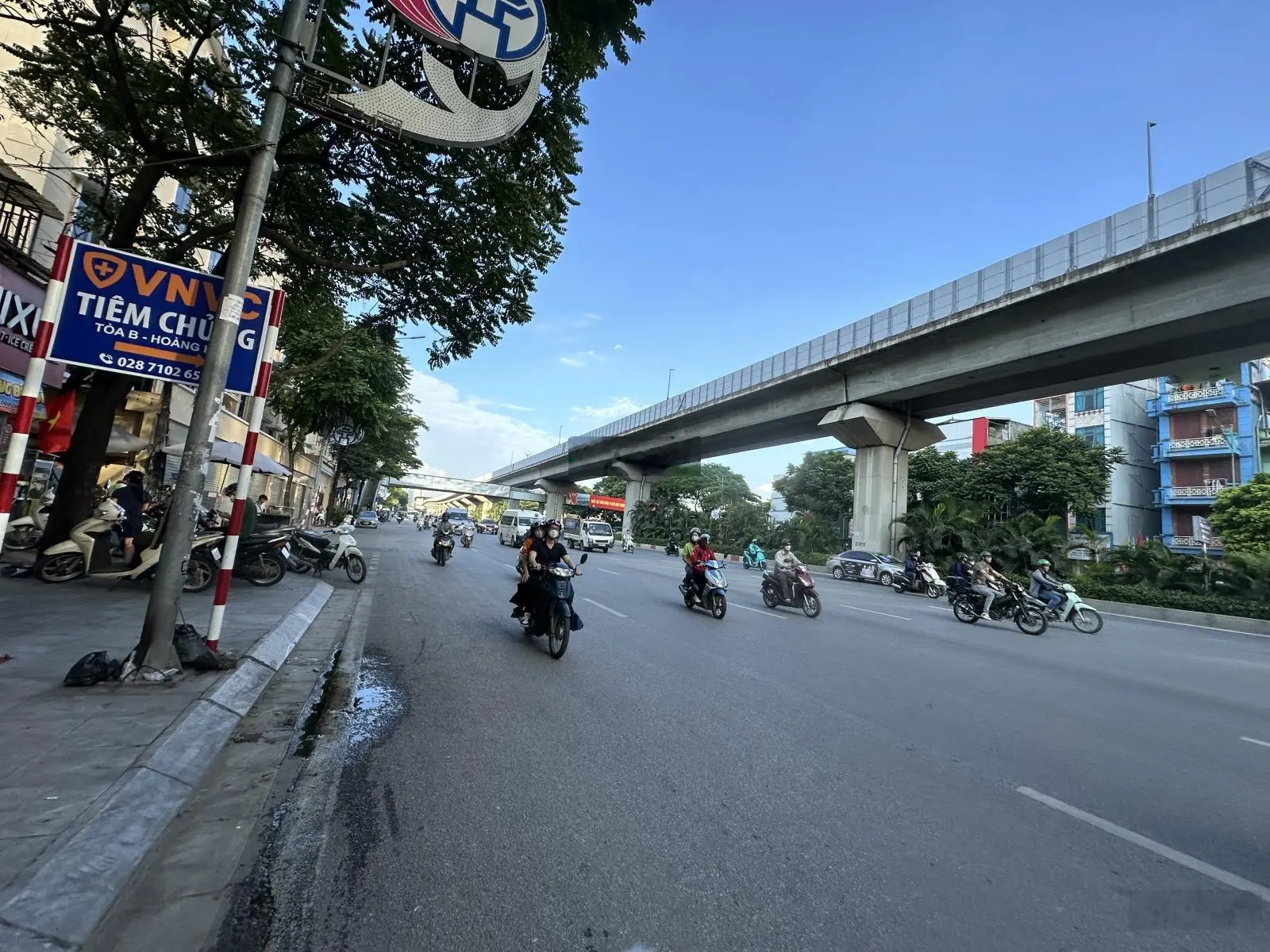 Bán gấp nhà phố Nguyễn Trãi, Kinh doanh, lô góc 3 mặt thoáng. DT: 80m2 3 tầng, MT: 6.6m giá: 22 tỷ