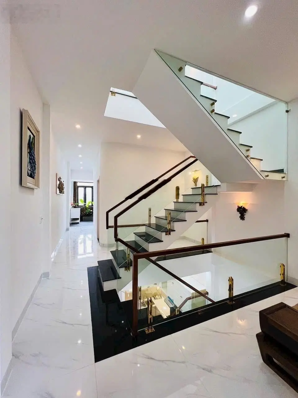 Nhà 3 tầng mặt tiền đường Hoà Minh 3 . Cách biển Nguyễn Tất Thành 50m