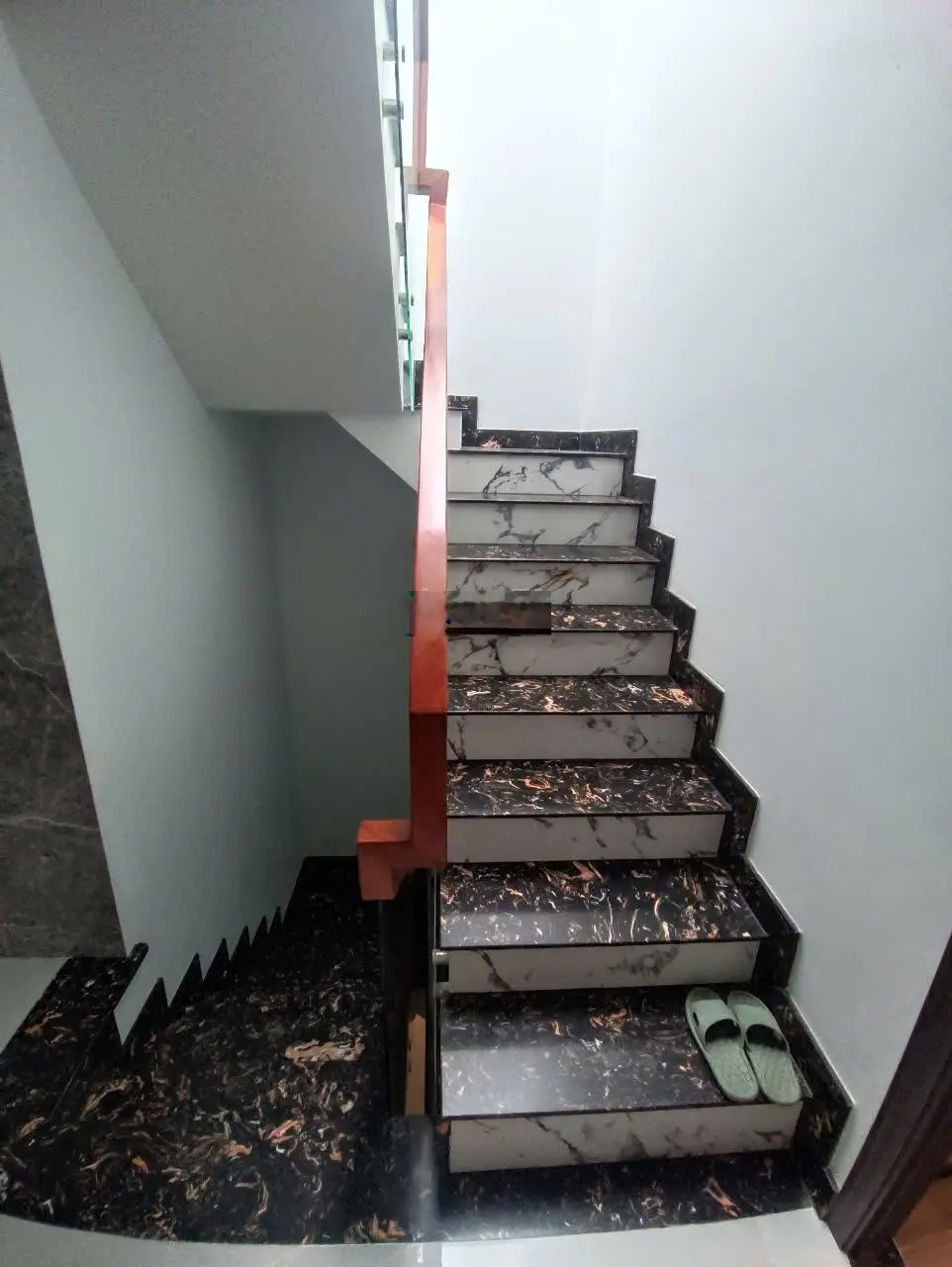 Bán nhà hẻm xe tải-4,2m x 17m-1 trệt+1 lững+3 lầu+sân thượng trước sau-dương quảng hàm p6 gò vấp