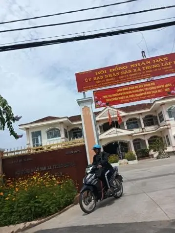 Bán đất tặng căn nhà trên đất MT đường nhựa Tỉnh Lộ 2, dt 470m2, có 51m thổ cư, xã Trung Lập Hạ.