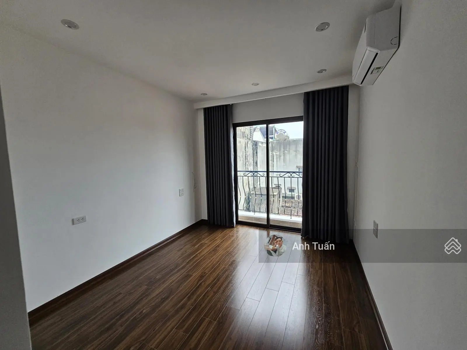 Bán căn hộ 2PN - Full nội thất - Gần Hồ Tây - Ô tô đỗ cửa