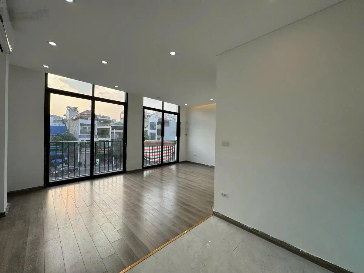 Bắt đáy ! hồng tiến - long biên - mặt phố - thang máy - ô tô đỗ cửa - 44m2 - 26.8 tỷ