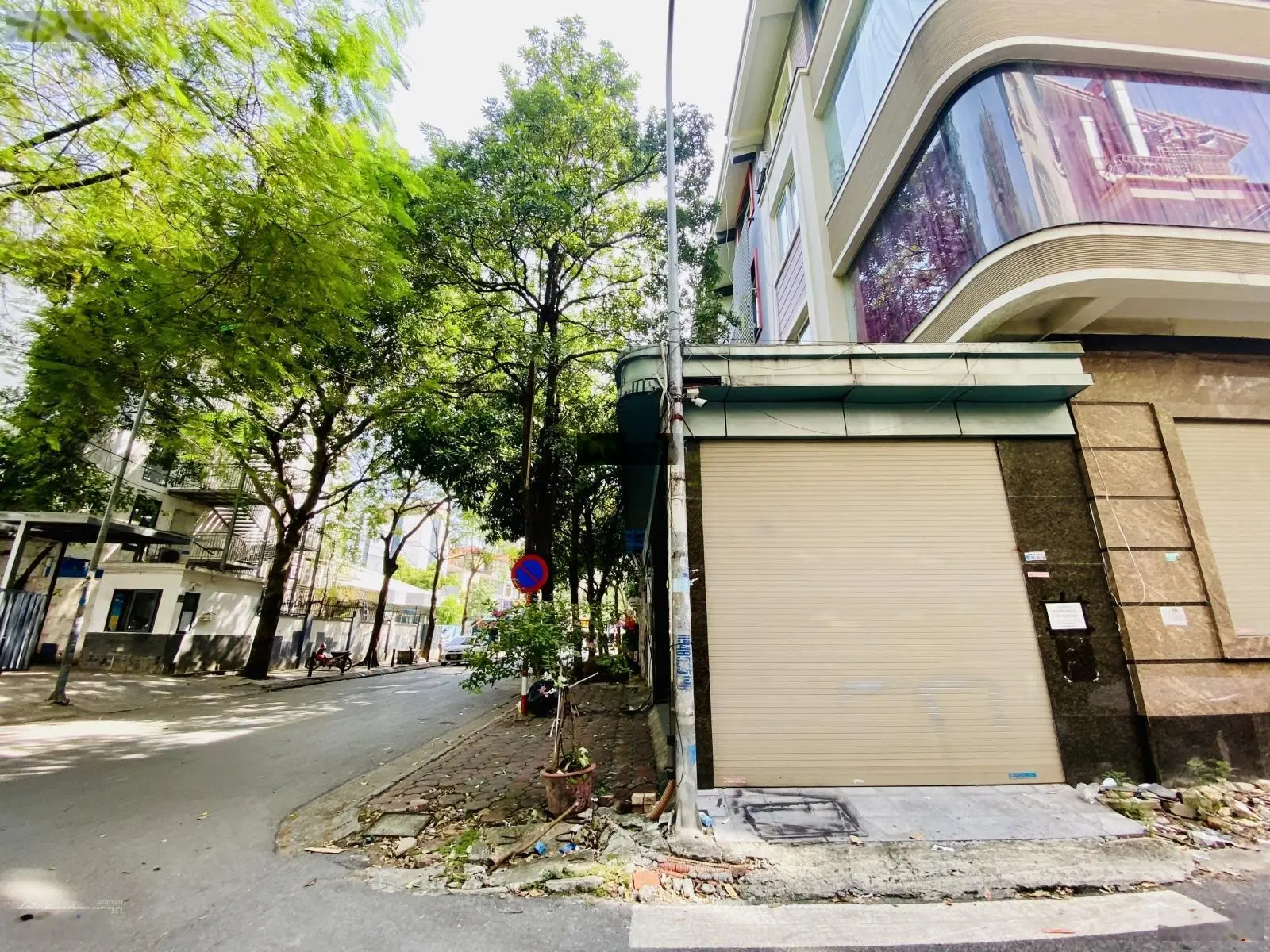 Cần bán nhà liền kề Kđt Dịch Vọng, 103m2. Mt: 6m. Cách công viên Cầu giấy 100m.