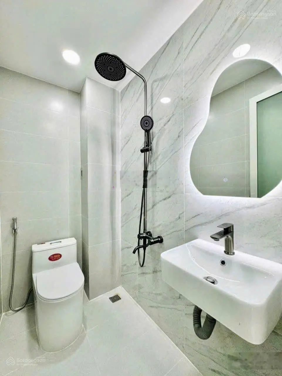 Bán gấp nhà đường Nhiêu Tâm, Quận 5. Giá 3TỶ490/ DT 61,2m2 - Đang cho thuê 15 triệu/tháng, sổ sạch.