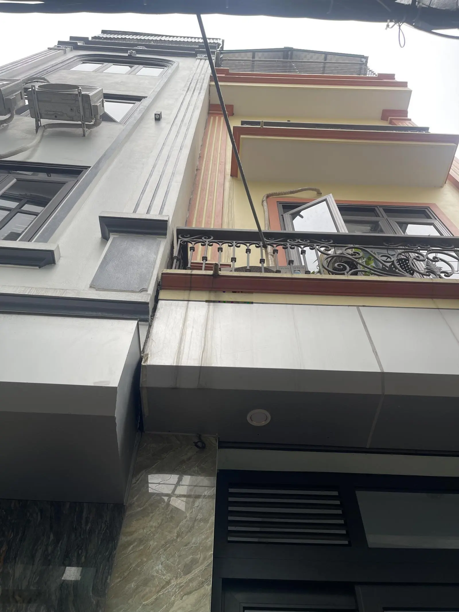 Nhà cực hiếm - Bán gấp khu phố xốm 4 tỷ 600- 41m - 5 tầng mới koong.