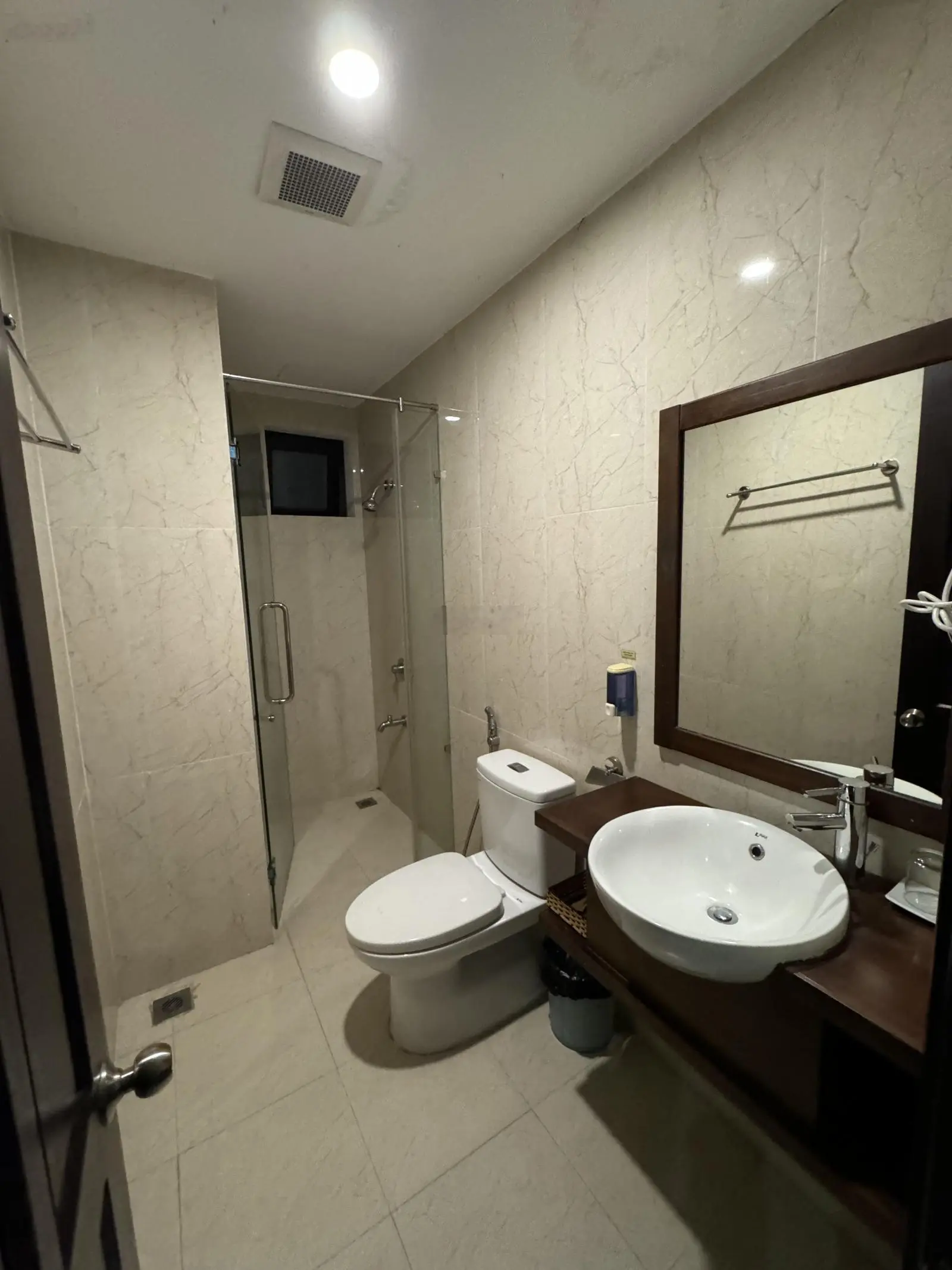 Khách sạn đối diện công viên Helio DT 112.5m2 - 6T 13p - dthu 2tỷ/năm - KV vip xem pháo hoa 26tỷ