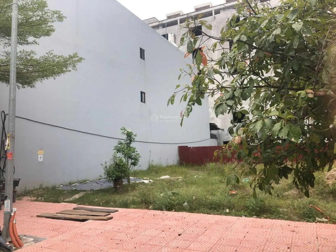 Bán cắt lỗ sâu lô đất làn 2 sau shophouse - view công viên, sân bóng - hướng Đông Nam