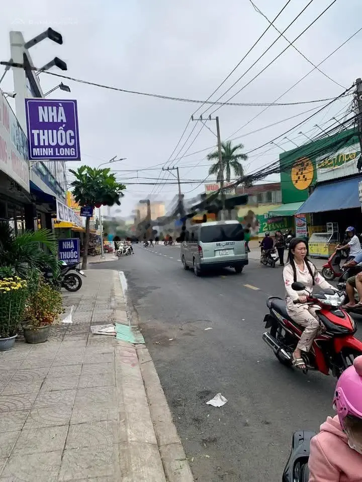 Chủ cần bán nhà MT Trần Quang Diệu, P Tân Bình, TP Dĩ An. Kinh doanh buôn bán sầm uất. Nội thất gỗ