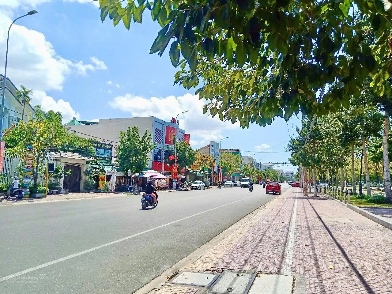 Cần bán nhà 2 lầu mặt tiền Võ Văn Kiệt đối diện công viên