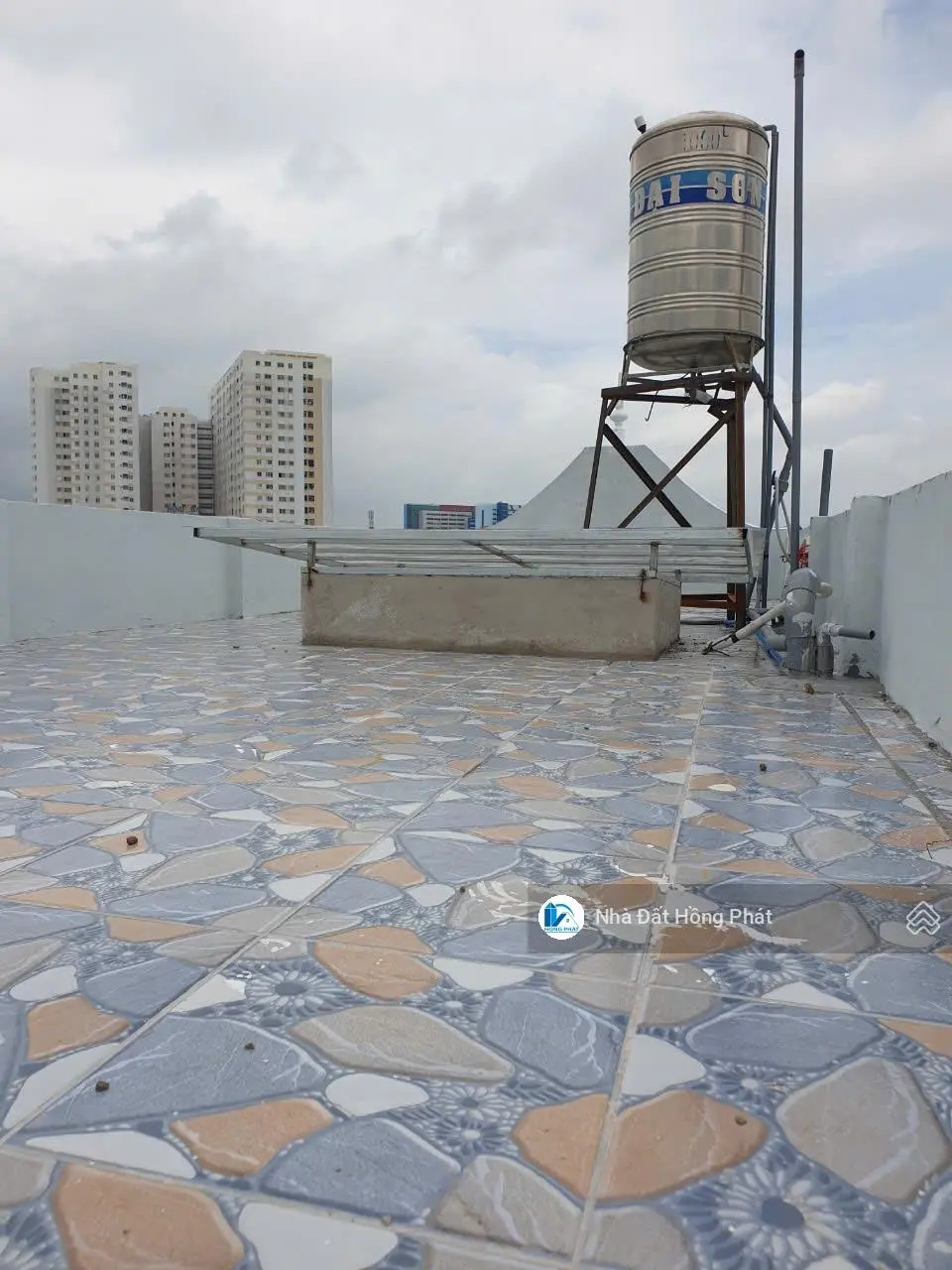 Nhà đẹp DT 4m*20m, 2 lầu (4pn + 4wc) gần chợ đầu mối Hóc Môn (QL22, ngã 4 Trung Chánh)