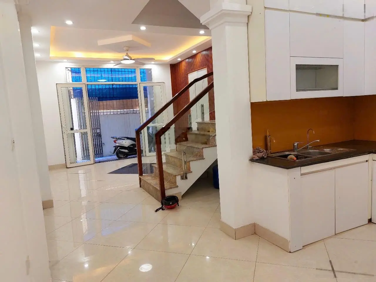 Long Biên nhà dân xây chắc chắc gần 50m2, mặt tiền hơn 4m. Giá chỉ 5.5 tỷ