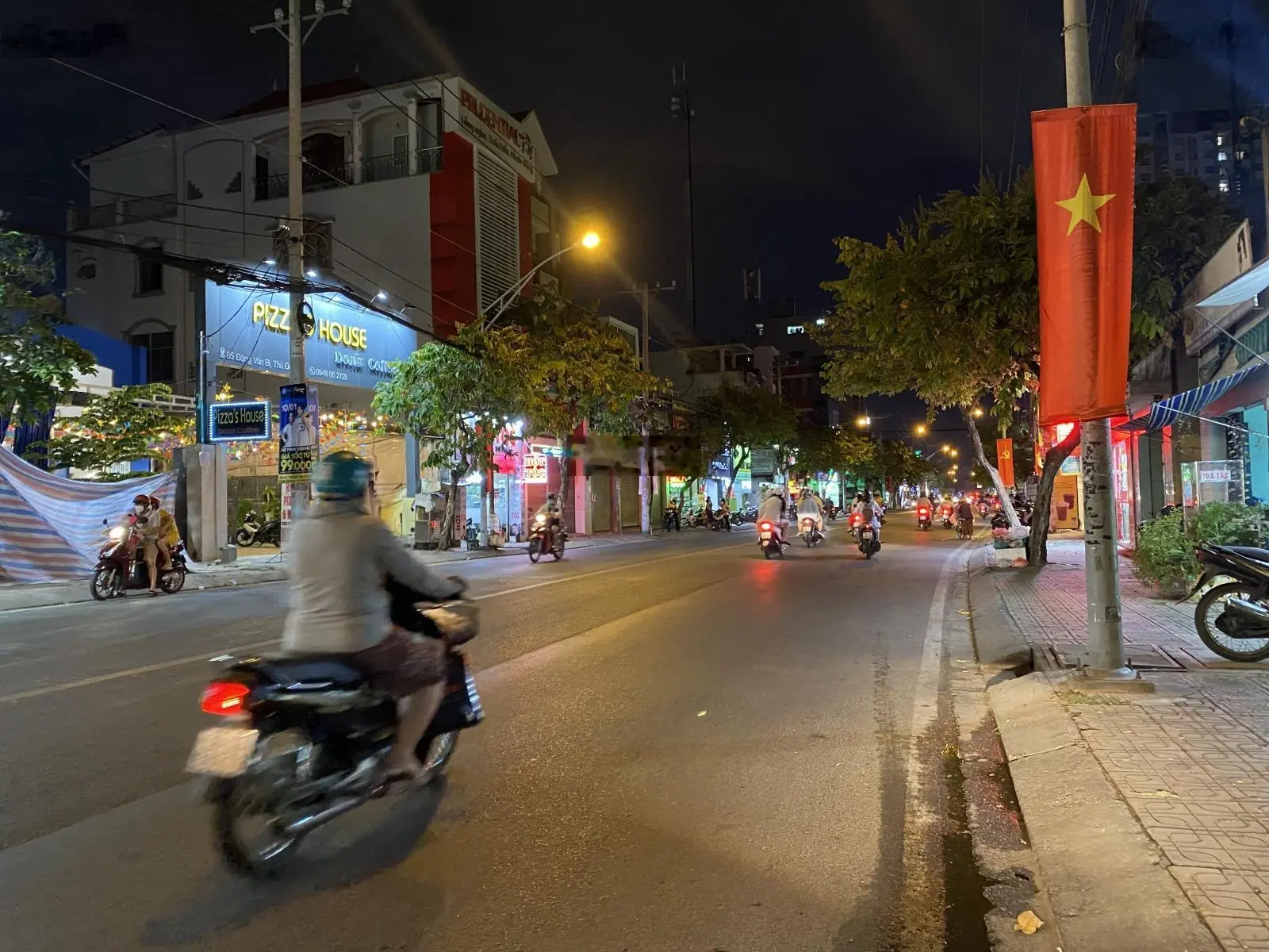 Nhà 2 lầu 2 MT Hàn Thuyên TĐ. DT 5,7 * 24,5 = 140m2. Gía 18,5 tỷ. TL