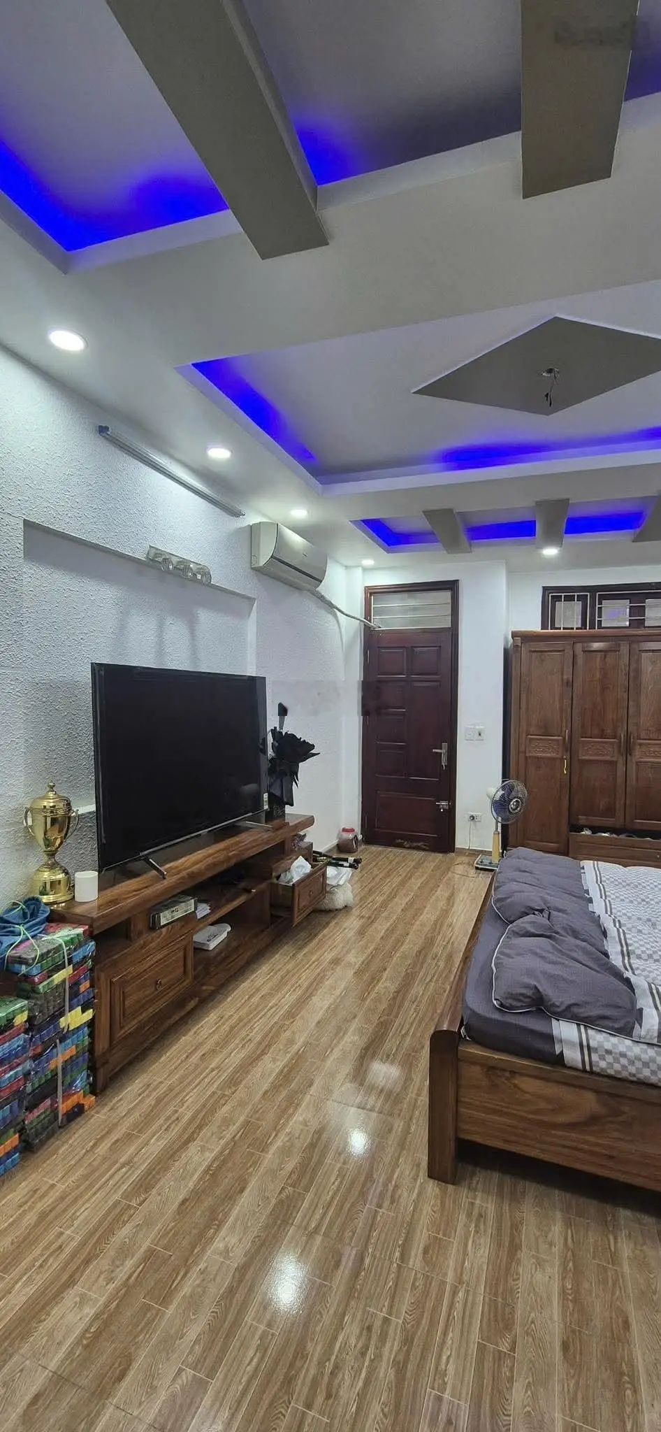 Nguyễn Chính, Hoàng Mai. DT 40m² x 5 tầng, MT 3,9m, giá 7,7 tỷ. Ô tô đỗ.