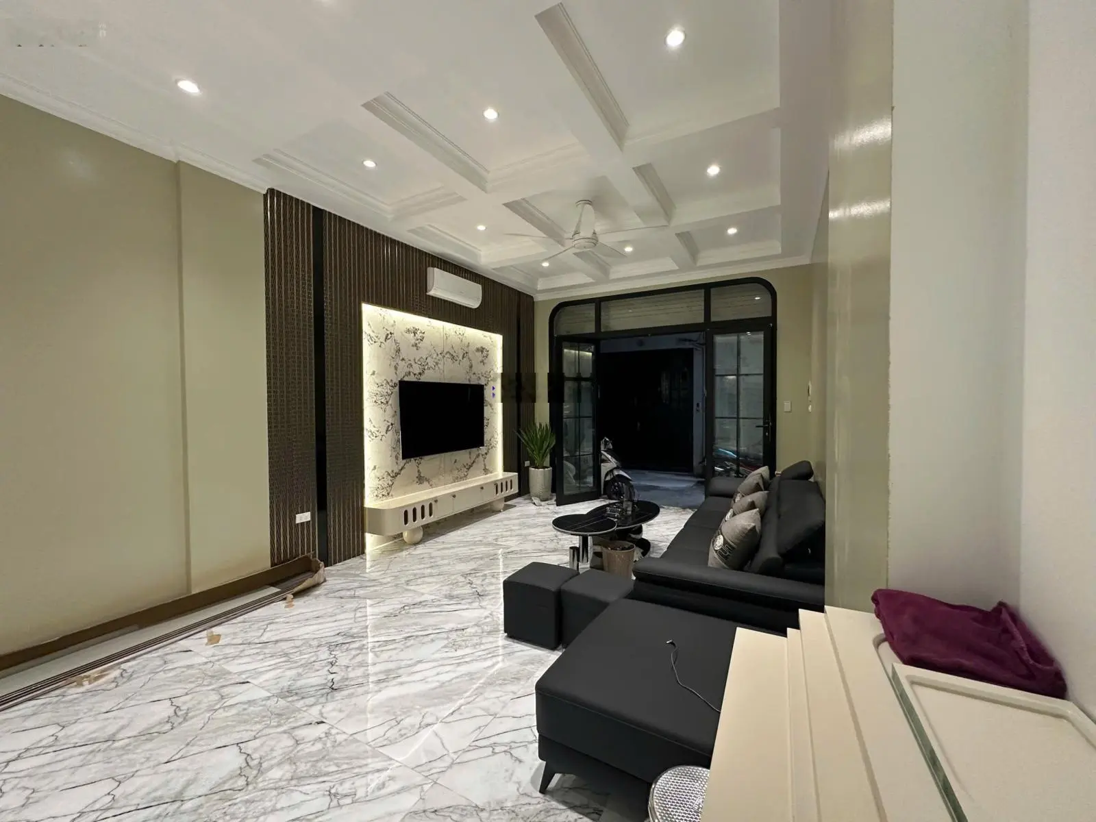 Phân lô Ngọc Khánh . Phố Vip quận Ba Đình . 7 tầng thang máy xịn . Siêu siêu đẹp .