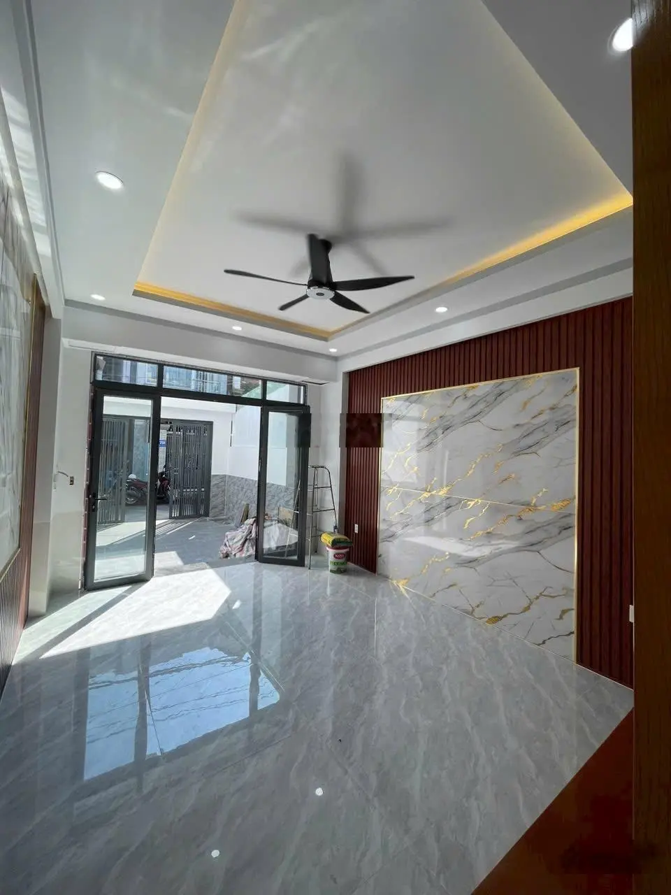 Nhà trệt - 2 lầu gần sân vận động Dĩ An. DT: 82.2m2. Đường nhựa 5m thông. 3 pn - 4 wc giá 4.5 tỷ TL