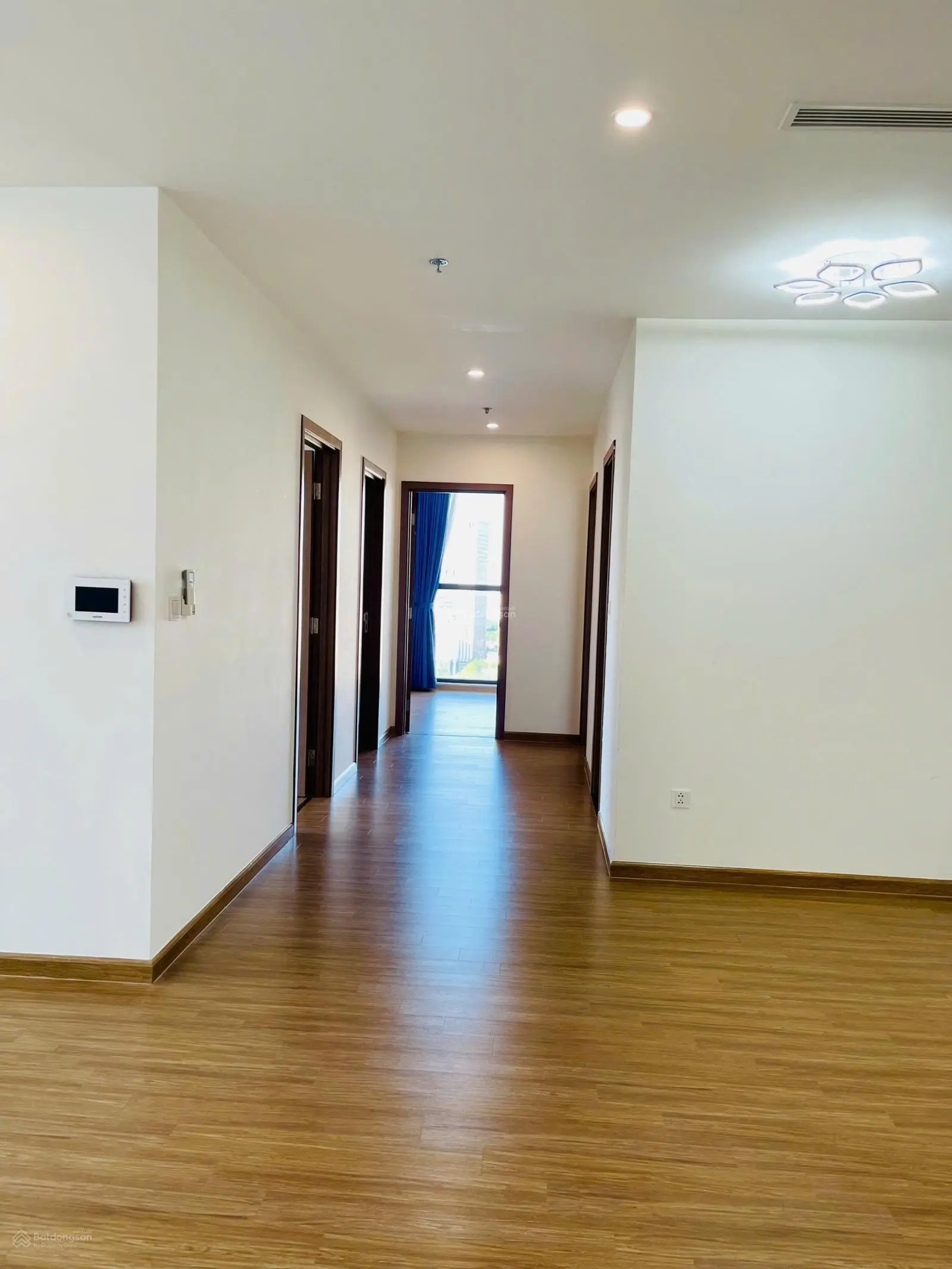 Chính chủ bán căn góc 4 ngủ full nội thất liền tường. Dt 155m2 view trọn Hồ, giá 18 tỷ