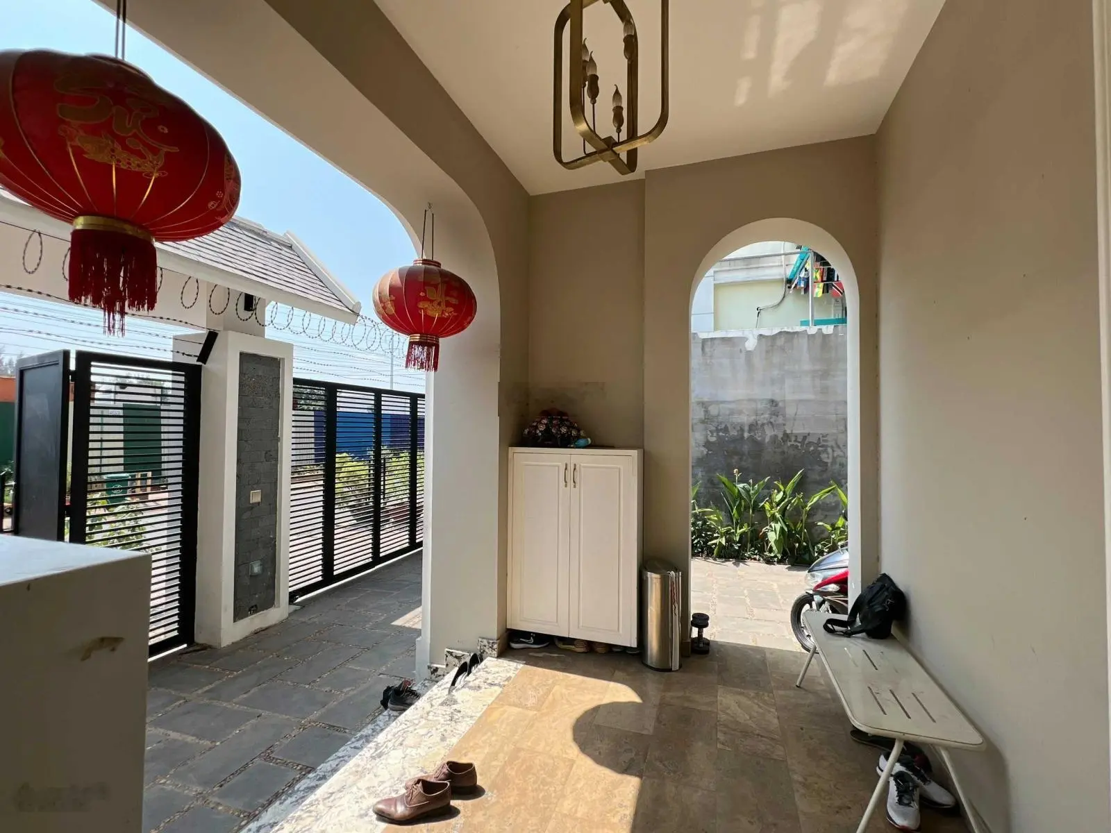 Bán biệt thự đơn lập 270m2 15x18m Liên Phường full nội thất nhập khẩu, khu an ninh cao cấp giá 33tỷ
