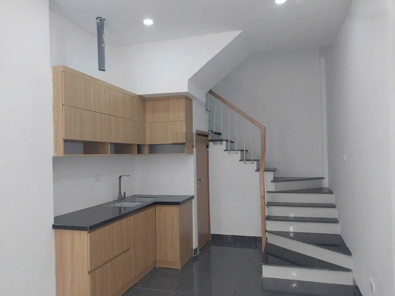 Chính chủ bán nhà la tinn- mới koong- ngõ nông thẳng tắp- 50m ra oto tránh- dt: 32m- 4t- mt: 3,5m