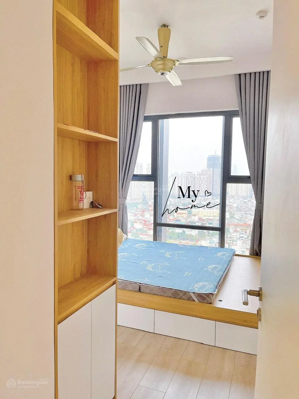 Chính chủ cần bán căn 2 ngủ + 1 tầng trung full toàn bộ đồ nội thất, đã có sổ đỏ chính chủ