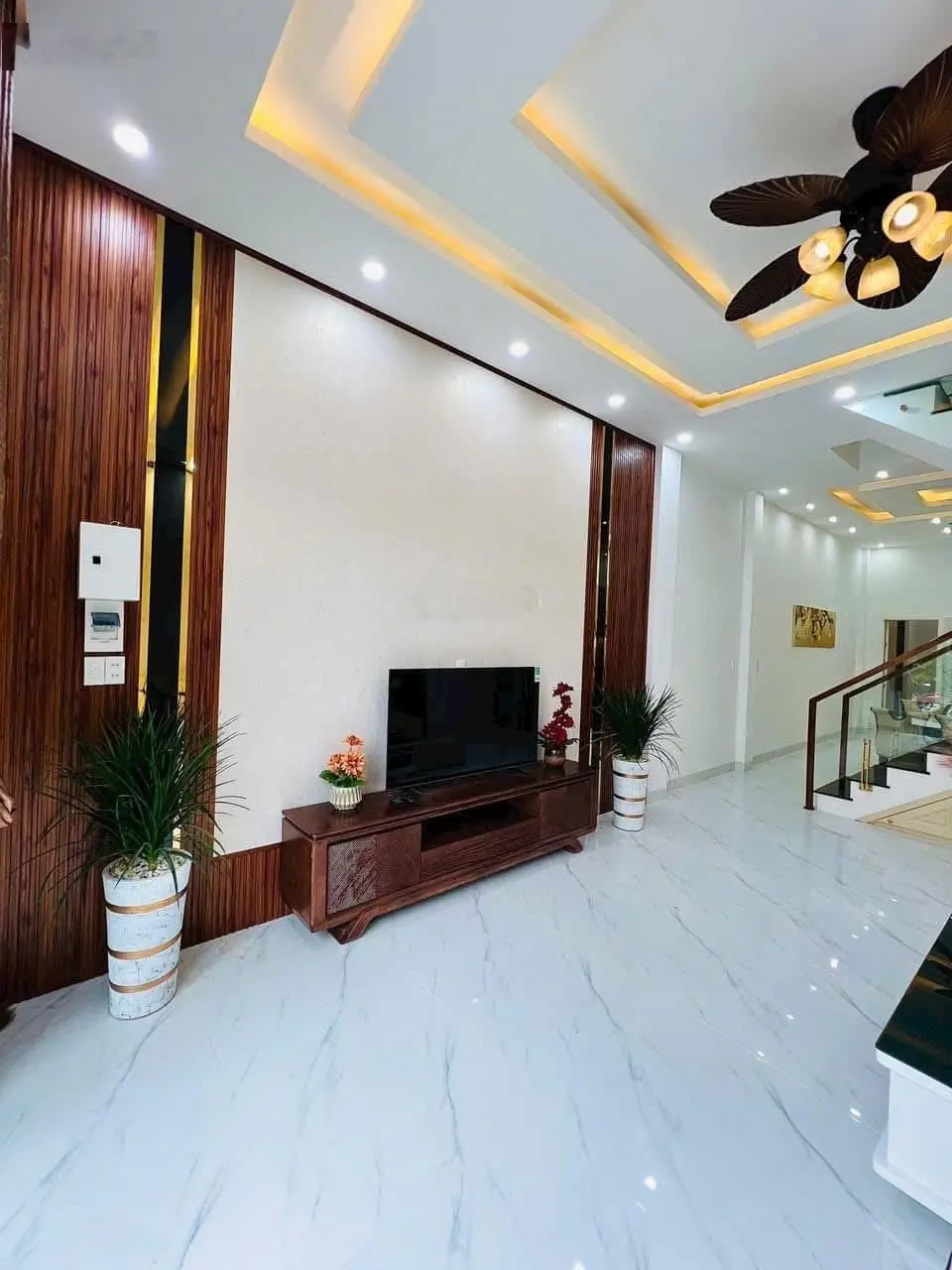 Nhà 3 tầng mặt tiền đường Hoà Minh 3 . Cách biển Nguyễn Tất Thành 50m