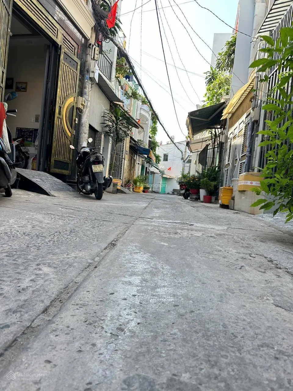 Đi 173 Gò Xoài thẳng vô 50m là tới. Đ/c: 15/ Lô Tư, BHH A, Bình Tân DT: 4 x 12m, SHR