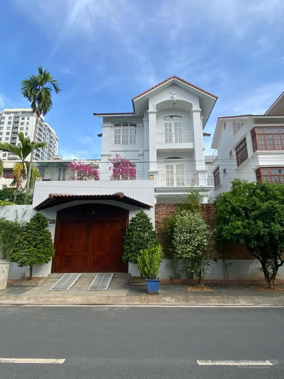 Bán biệt thự Quận 7 hướng Đông Nam, DT 9m x 18.6m, nhà 3 tầng, an ninh yên tĩnh, 18,5 tỷ TL