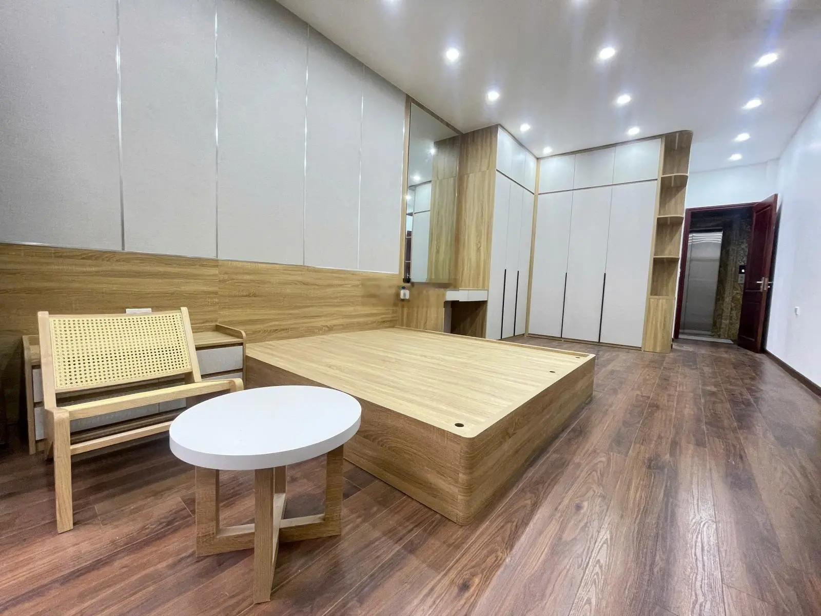 NHÀ MỚI ĐẸP - THANG MÁY - ÔTÔ VÀO NHÀ Phùng Chí Kiên - 45/50m2 / 6 t . mt 4 mét - 15 tỷ Cầu Giấy