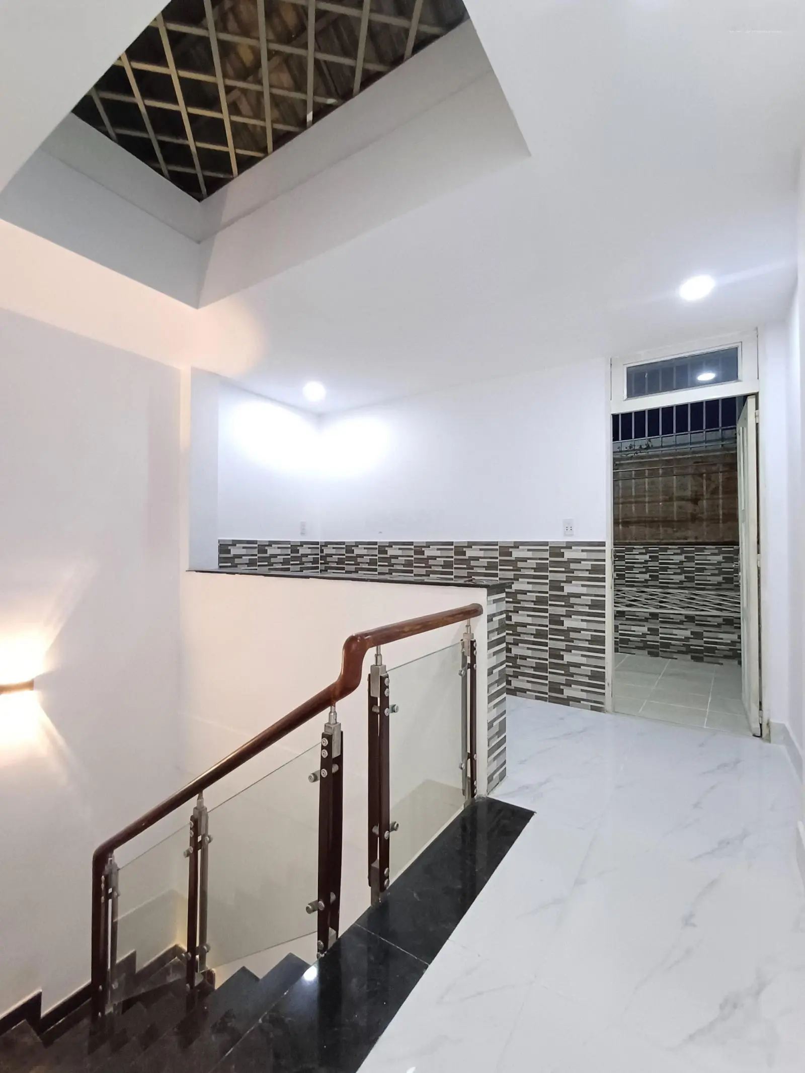 Nhà sân xe hơi 4m*17m - Tô Ngọc Vân - Ngã Tư Ga 2km - Phường Thạnh Xuân - Q12 - HCM