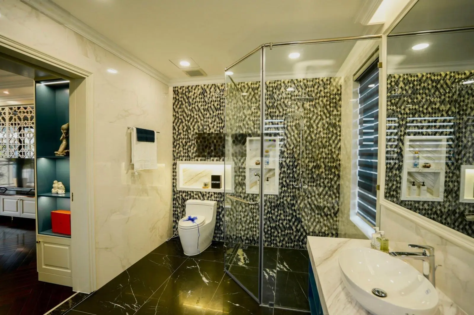 Căn góc Verosa 153 m2 thô 21tỷ và full NT 25 tỷ, và SL 240m2 /29 tỷ. ĐL 528m2/ 51 tỷ