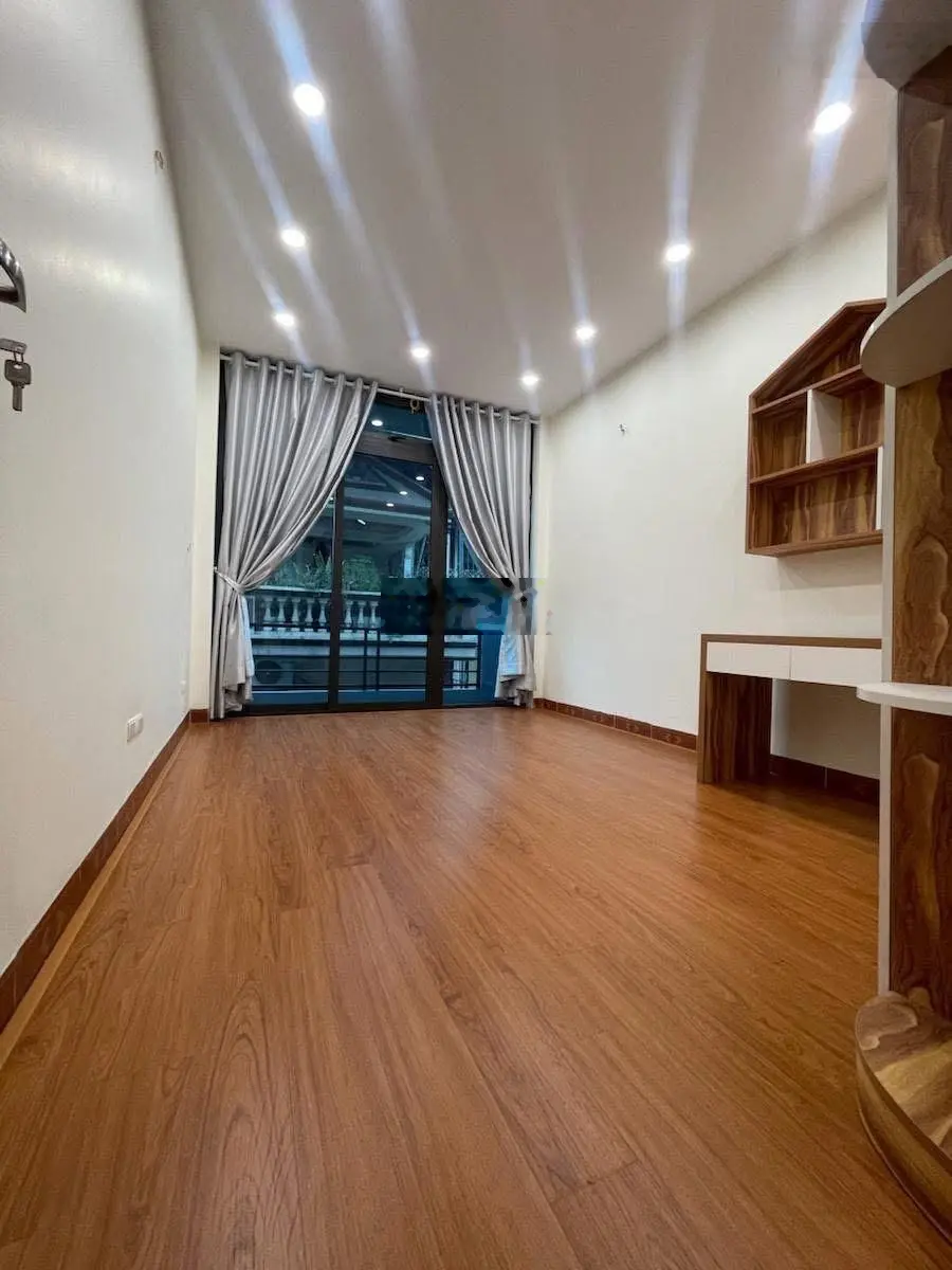 Mặt ngõ - 1 nhà ra phố - ô tô đỗ cửa/vào nhà - kinh doanh - khu vực sầm uất đông cư dân-phố 8/3
